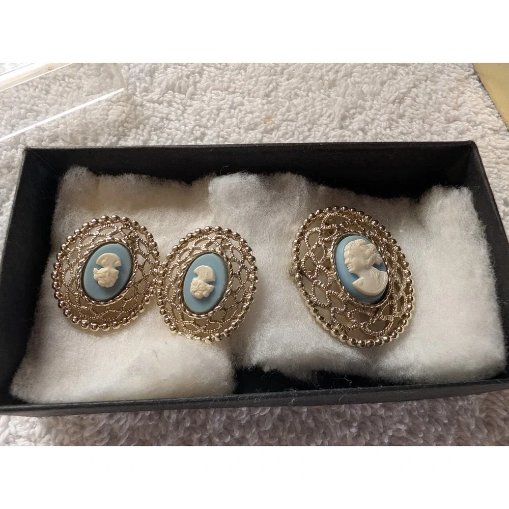 Vintage Sarah Coventry Blue Cameo Oval Pin Brooch Clip On Earring Set Filigree